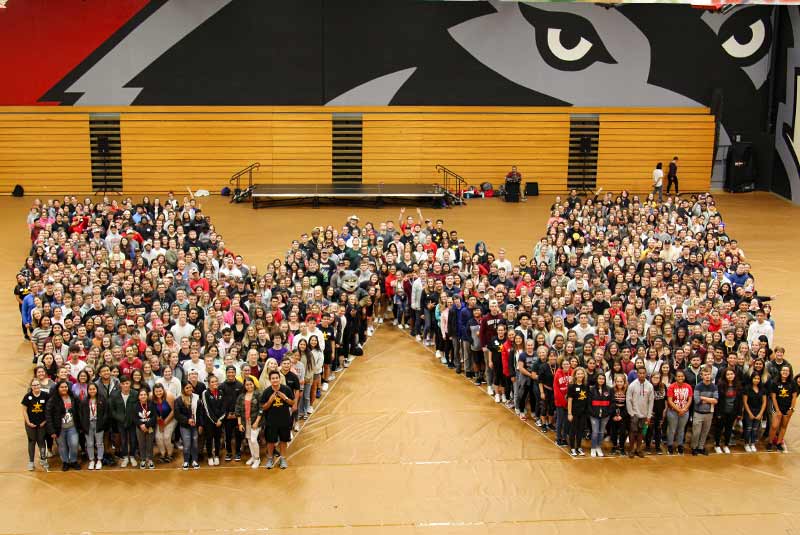 WOU students making a W