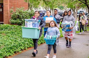 WOU student moving stuff into the dorms with their family