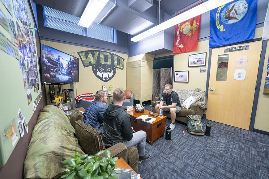 WOU students in library
