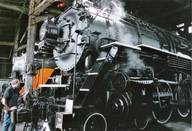 700