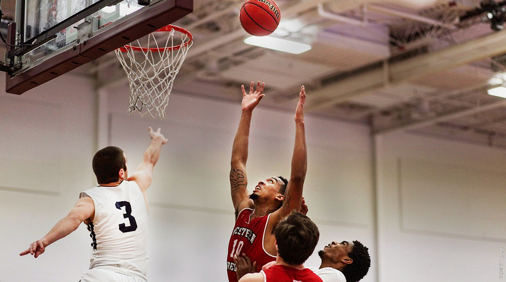 Men’s basketball get blowout win