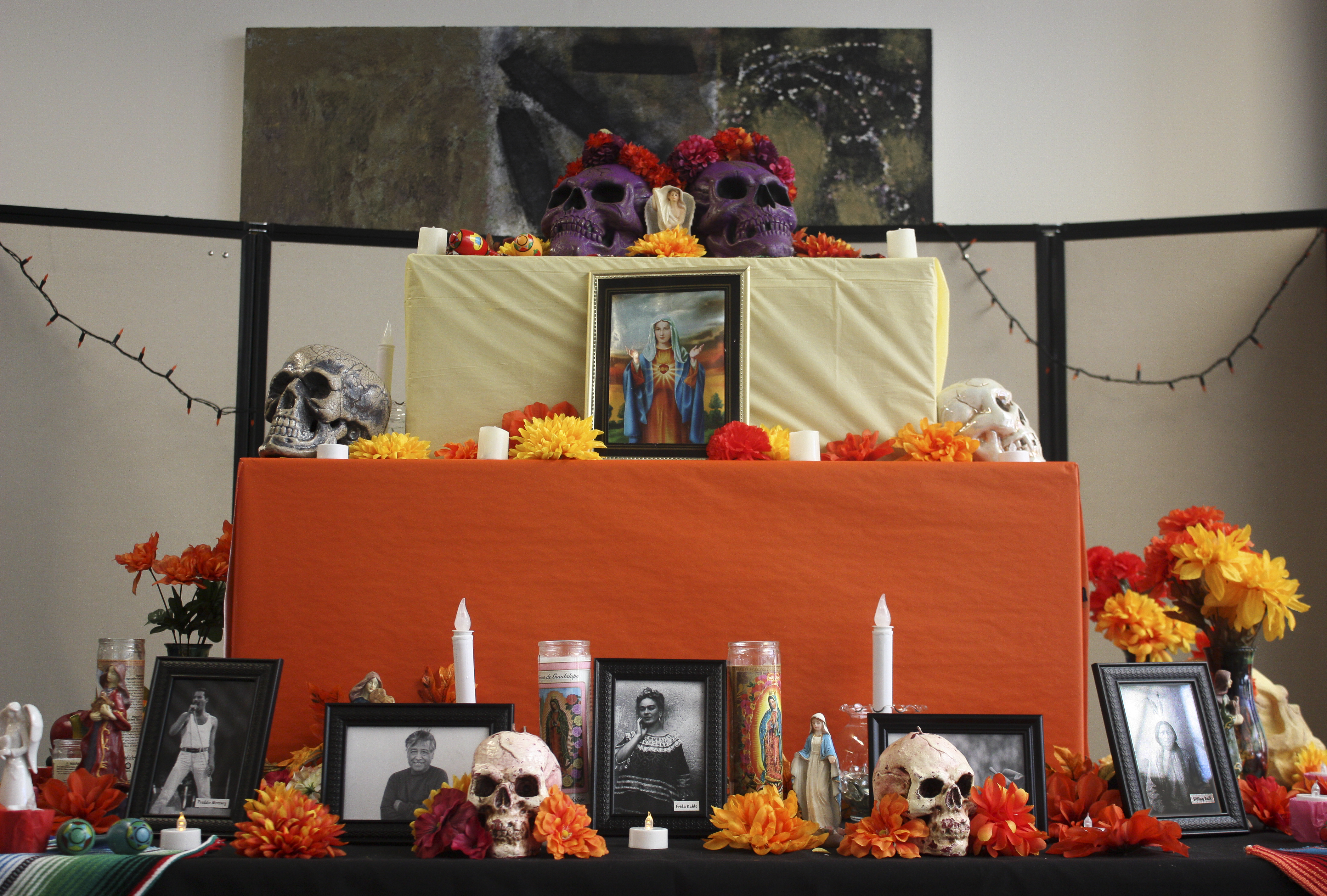 Western’s Dia de los Muertos celebration invited students to a night of fun and remembrance featuring traditional food and dance