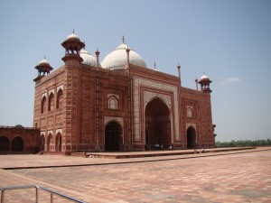 A mosque right next to the Taj Mahal